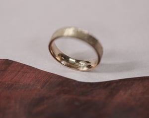 Image of 9ct gold, 5mm, flat court, horn textured ring