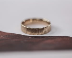 Image of 9ct gold, 5mm, flat court, horn textured ring