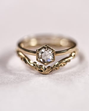 Image of 18ct yellow gold 4.7mm rose-cut white diamond hexagonal set ring (IOW167)