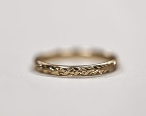 Image of 18ct gold 2mm ‘Olive leaf’ engraved ring