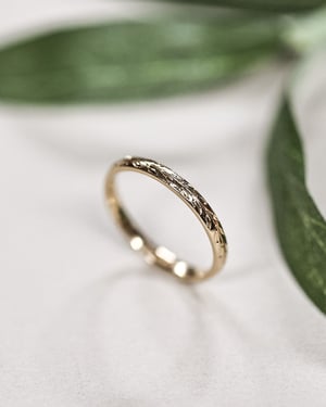 Image of 18ct gold 2mm ‘Olive leaf’ engraved ring