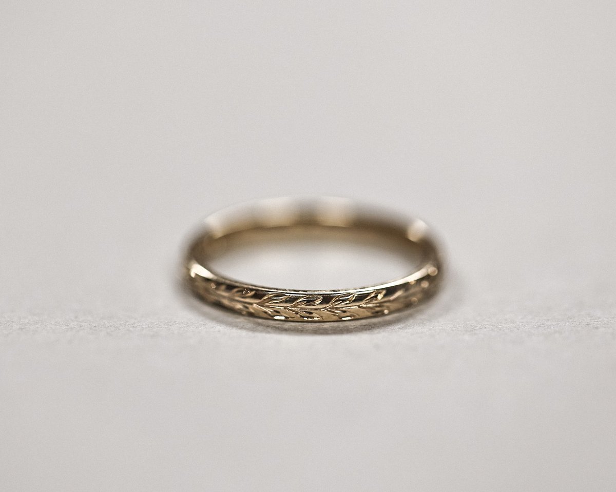 Image of 18ct gold 2mm ‘Olive leaf’ engraved ring