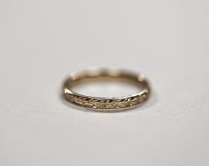 Image of 18ct gold 2mm ‘Olive leaf’ engraved ring