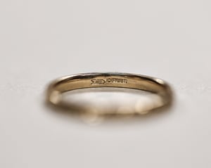 Image of 18ct gold 2mm ‘Olive leaf’ engraved ring