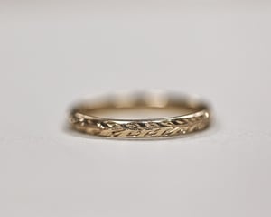 Image of 18ct gold 2mm ‘Olive leaf’ engraved ring