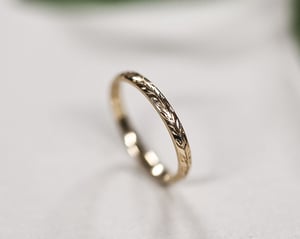 Image of 18ct gold 2mm ‘Olive leaf’ engraved ring