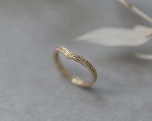 Image of 18ct Yellow gold, 2mm flat court laurel leaf and milled edge engraved wishbone ring