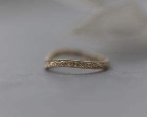 Image of 18ct Yellow gold, 2mm flat court laurel leaf and milled edge engraved wishbone ring