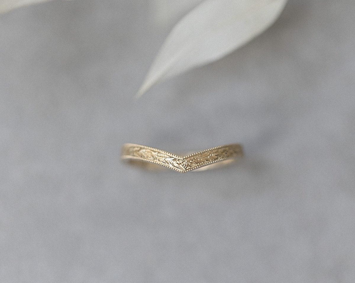 Image of 18ct Yellow gold, 2mm flat court laurel leaf and milled edge engraved wishbone ring