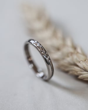 Image of 18ct white gold 3mm 'Barleycorn' ring