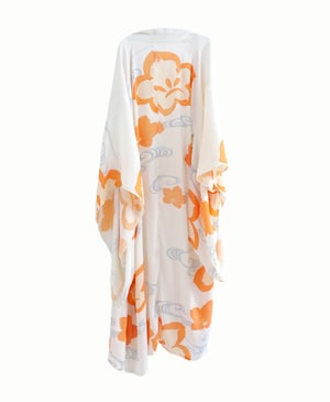 Image of Silke kimono dame - hvid med orange storblomster og guldbroderier