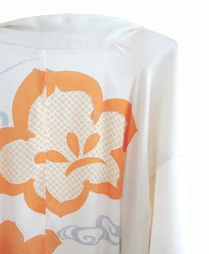 Image of Silke kimono dame - hvid med orange storblomster og guldbroderier