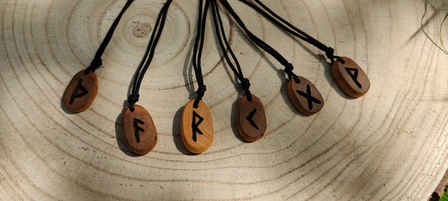 Collier Runes Futhark en Cade