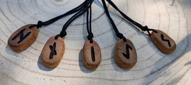Collier Runes Futhark en Cade
