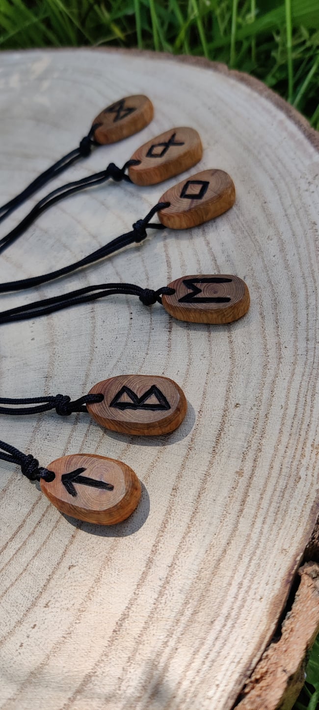 Collier Runes Futhark en Cade