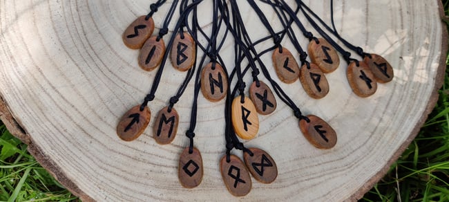 Collier Runes Futhark en Cade