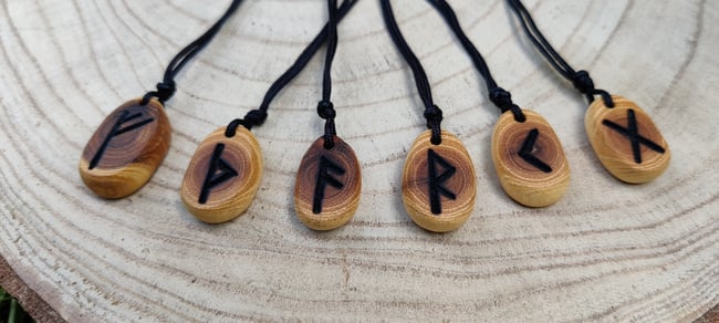 Collier Rune Futhark en Robinier