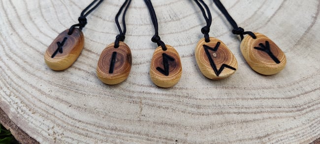 Collier Rune Futhark en Robinier