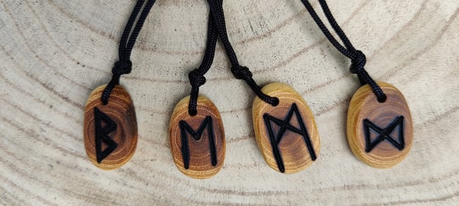 Collier Rune Futhark en Robinier