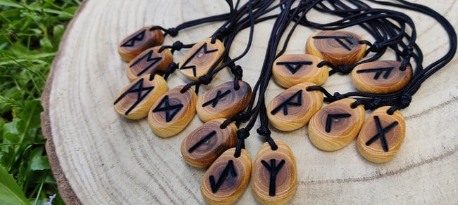 Collier Rune Futhark en Robinier