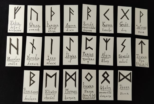 Collier Rune Futhark en Robinier