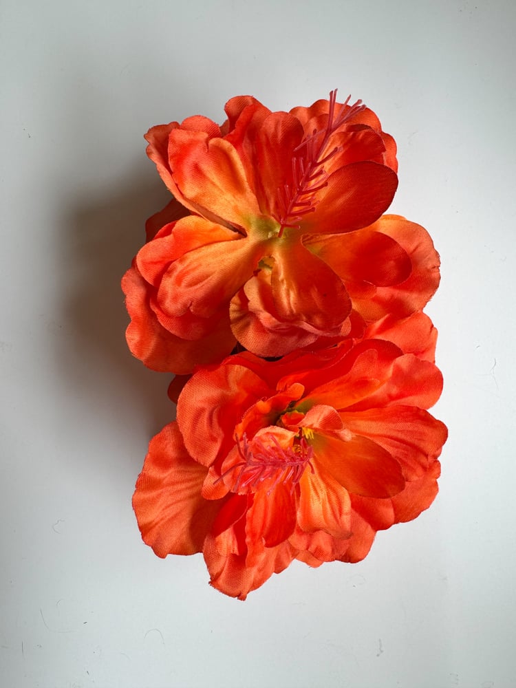 Image of xl  orange hibiscus claw clip