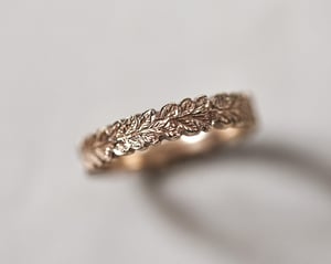 Image of 9ct gold 4mm oak leaf carved ring