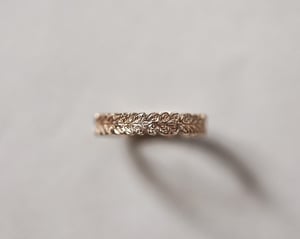 Image of 9ct gold 4mm oak leaf carved ring