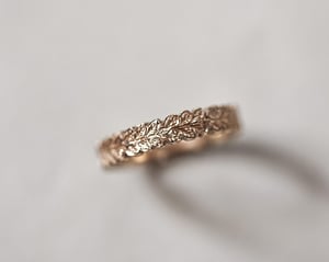 Image of 9ct gold 4mm oak leaf carved ring