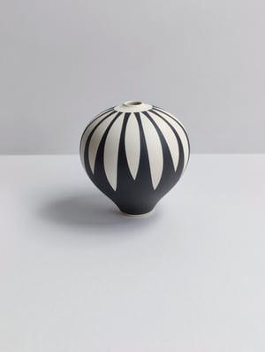 Image of Midi Black & White Daisy Vessel No2