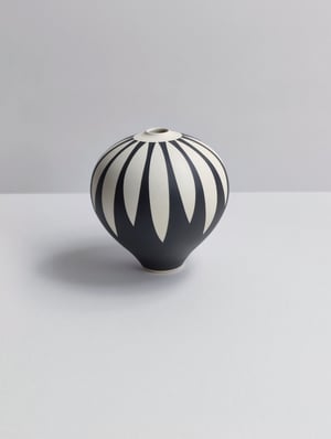 Image of Midi Black & White Daisy Vessel No2