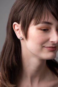 Image 2 of Boucles d’oreilles volume rond fini oxydé