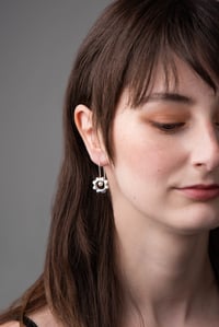 Image 2 of Boucles d’oreilles rondes avec perle
