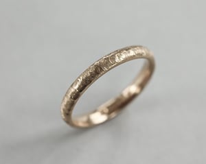 Image of 9ct Yellow gold 3mm horn texture ring