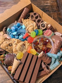 Image 5 of 9" Snackuterie Board