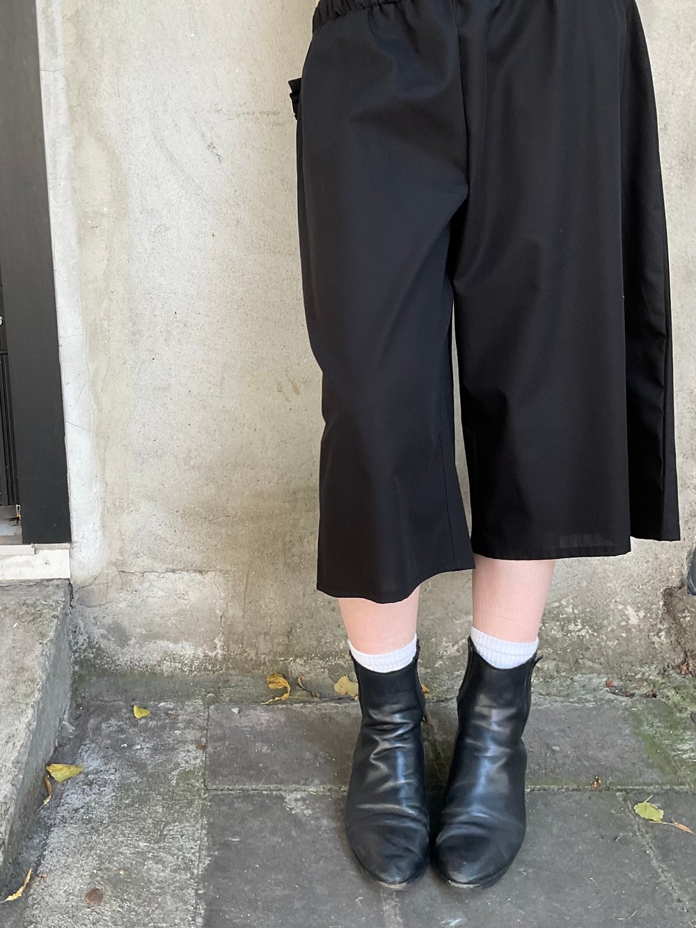 Black cotton pants with ruffled pocket