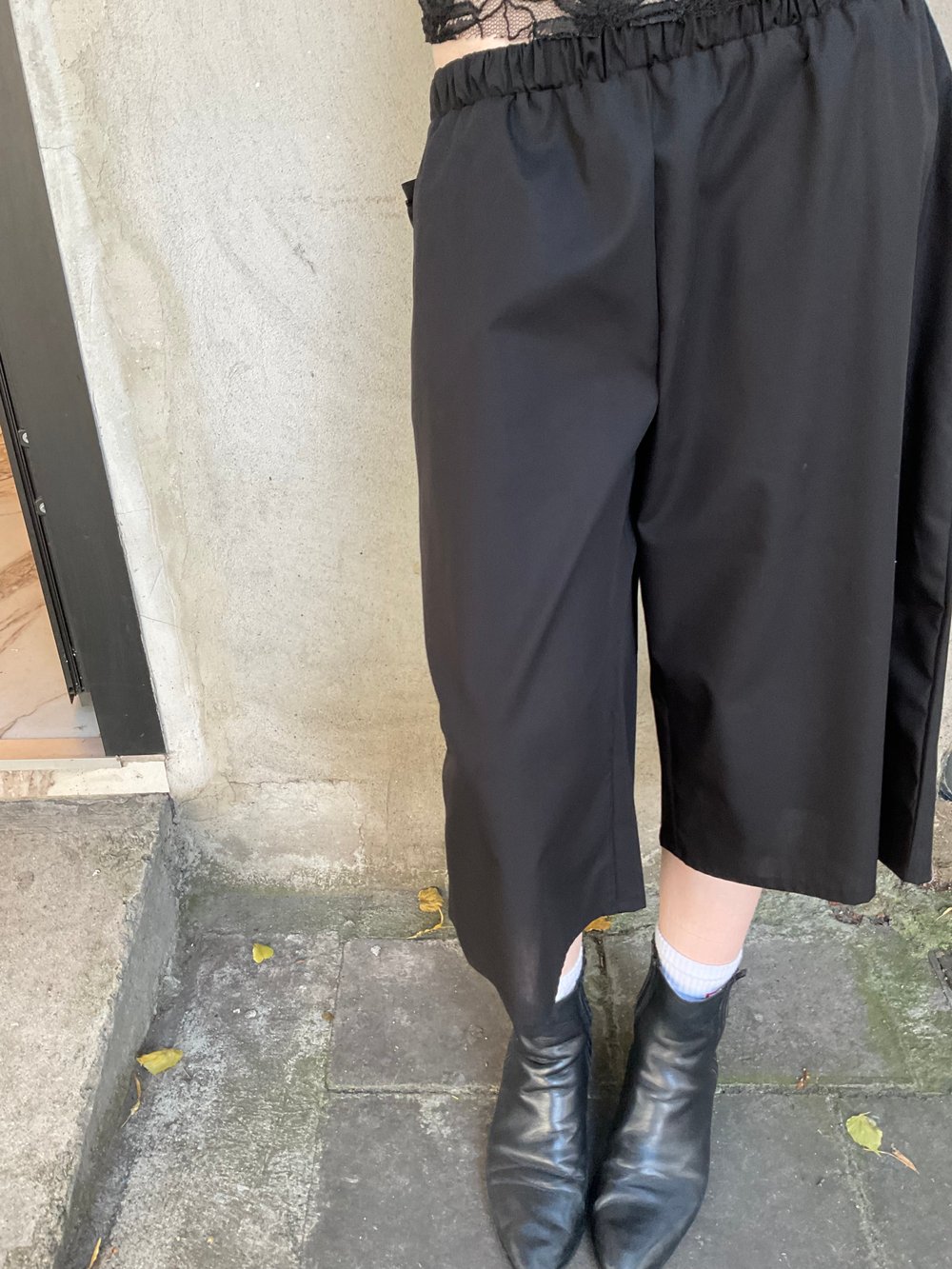 Black cotton pants with ruffled pocket