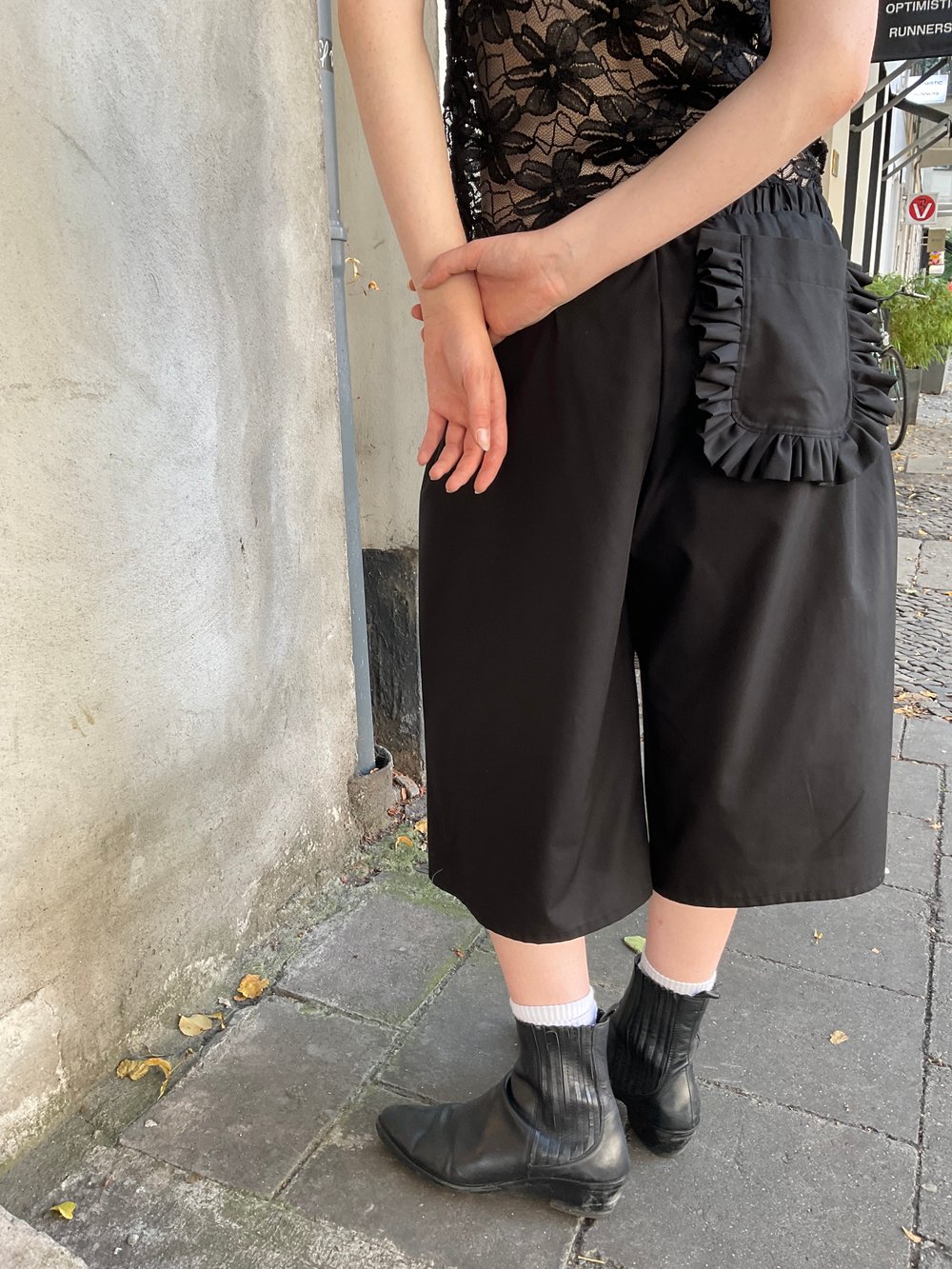 Black cotton pants with ruffled pocket