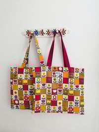Image 1 of Tote M Flower Checker
