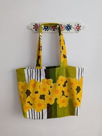 Image 2 of Tote M Beach Green & Yellow