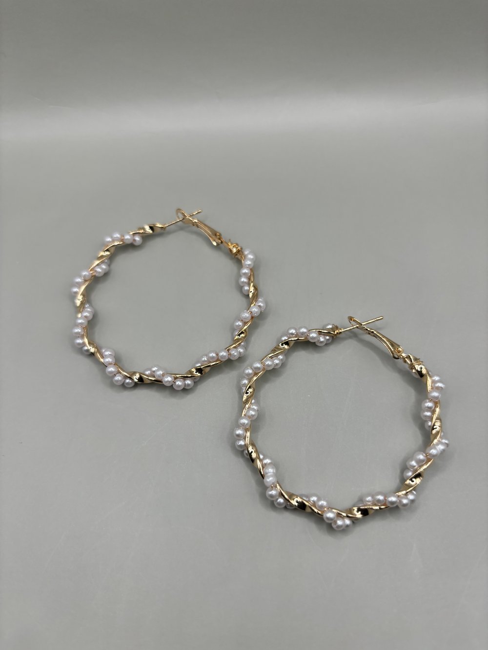 Twisted gold hoops w/pearls 