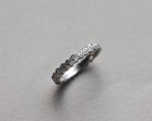 Image of Platinum 3mm oak leaf carved ring - Men's size