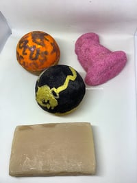 Image 1 of HOCUS POCUS Sarah Gift Set Sarah Sanderson Halloween Handmade Vegan Bathbomb Soap 