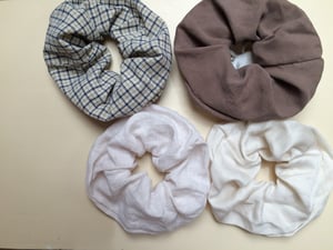 Image of Set Of 3 Pieces Linen and Velvet Hair Scrunchies