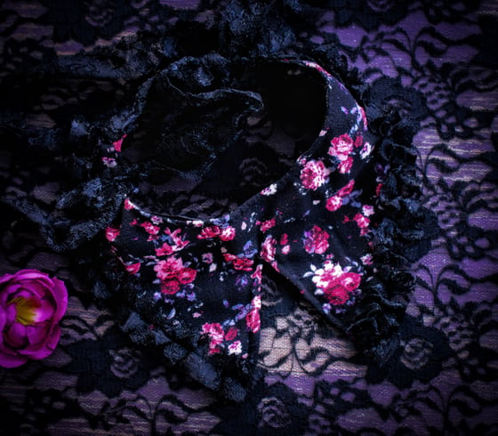 Image of Reversible Floral & Lace Dagger Collar no. 008 