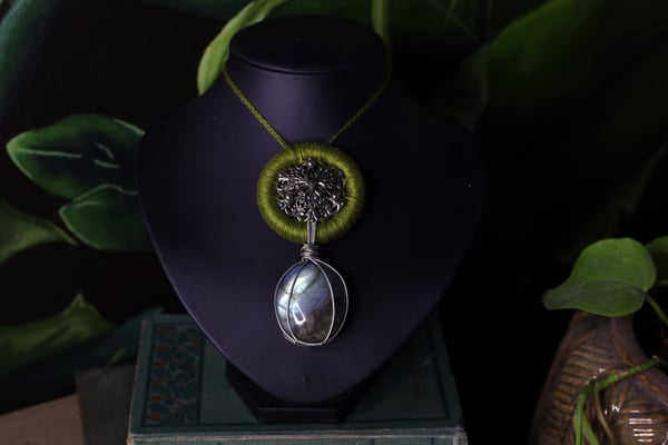 Image of Green linen labradorite necklace