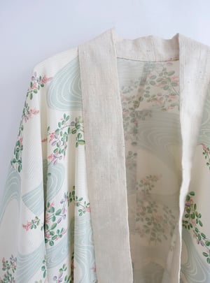 Image of Silke kimono dame - hvid med floder og berberisblade