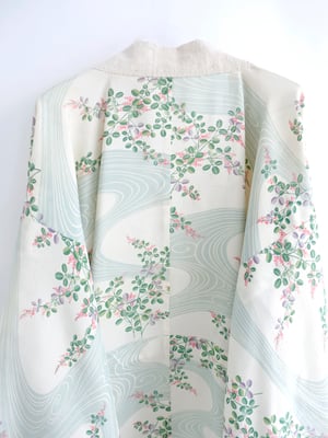 Image of Silke kimono dame - hvid med floder og berberisblade