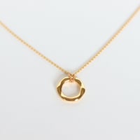 Image 3 of CIRCLE PENDANT NECKLACE IN GOLD