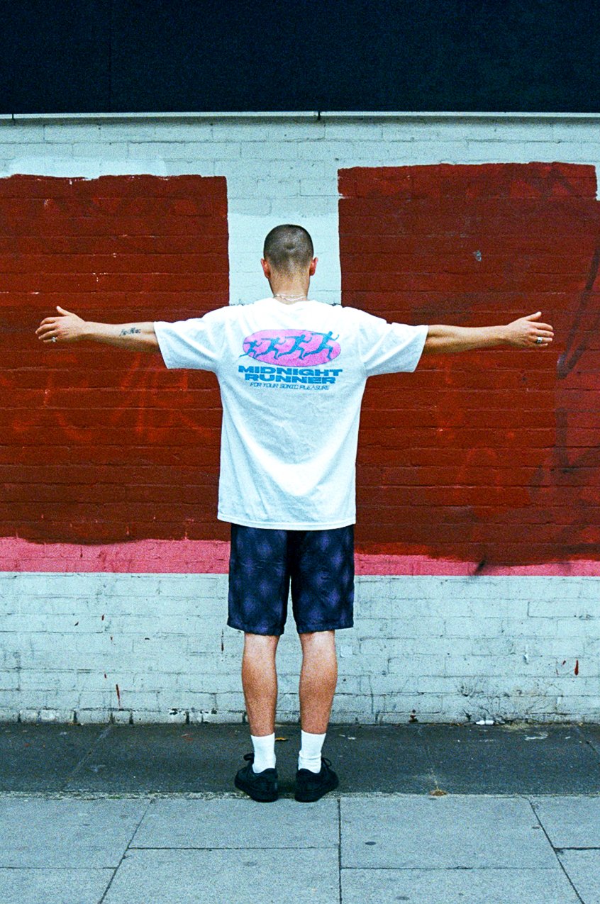 MIDNIGHT RUNNER BLUE & PINK LOGO TEE